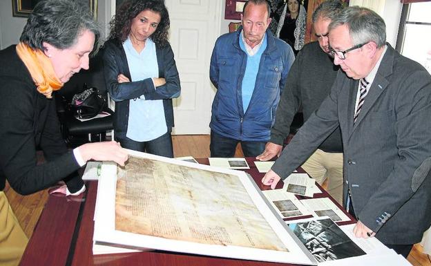 Entrega del pergamino manuscrito en el Ayuntamiento de Turégano. 