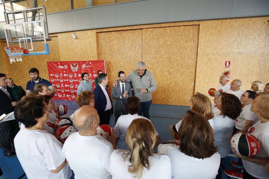 El alcalde de Salamanca, Carlos García Carbayo, y el exjugador Fernando Romay han visitado a los 50 participantes de la segunda edición en la capital charra