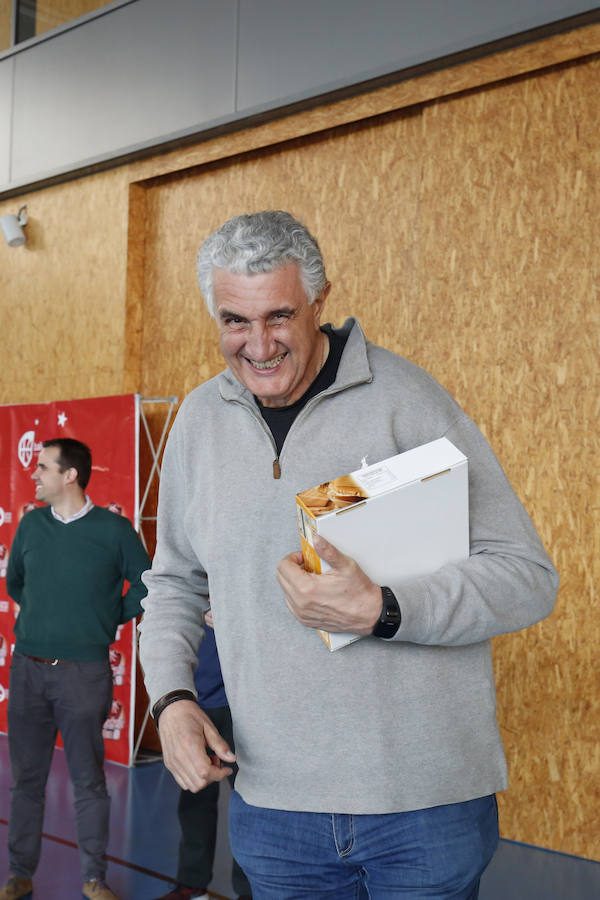 El alcalde de Salamanca, Carlos García Carbayo, y el exjugador Fernando Romay han visitado a los 50 participantes de la segunda edición en la capital charra