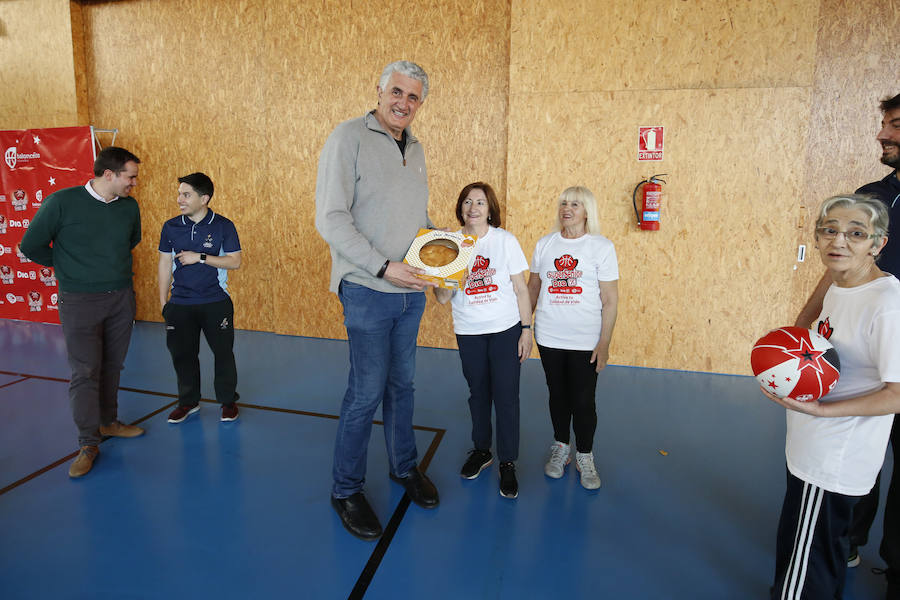 El alcalde de Salamanca, Carlos García Carbayo, y el exjugador Fernando Romay han visitado a los 50 participantes de la segunda edición en la capital charra