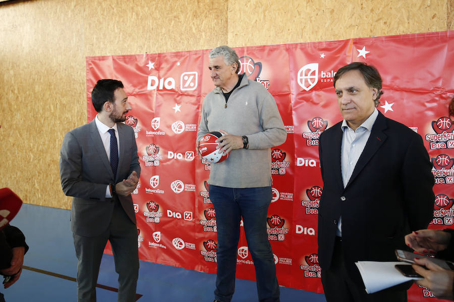 El alcalde de Salamanca, Carlos García Carbayo, y el exjugador Fernando Romay han visitado a los 50 participantes de la segunda edición en la capital charra