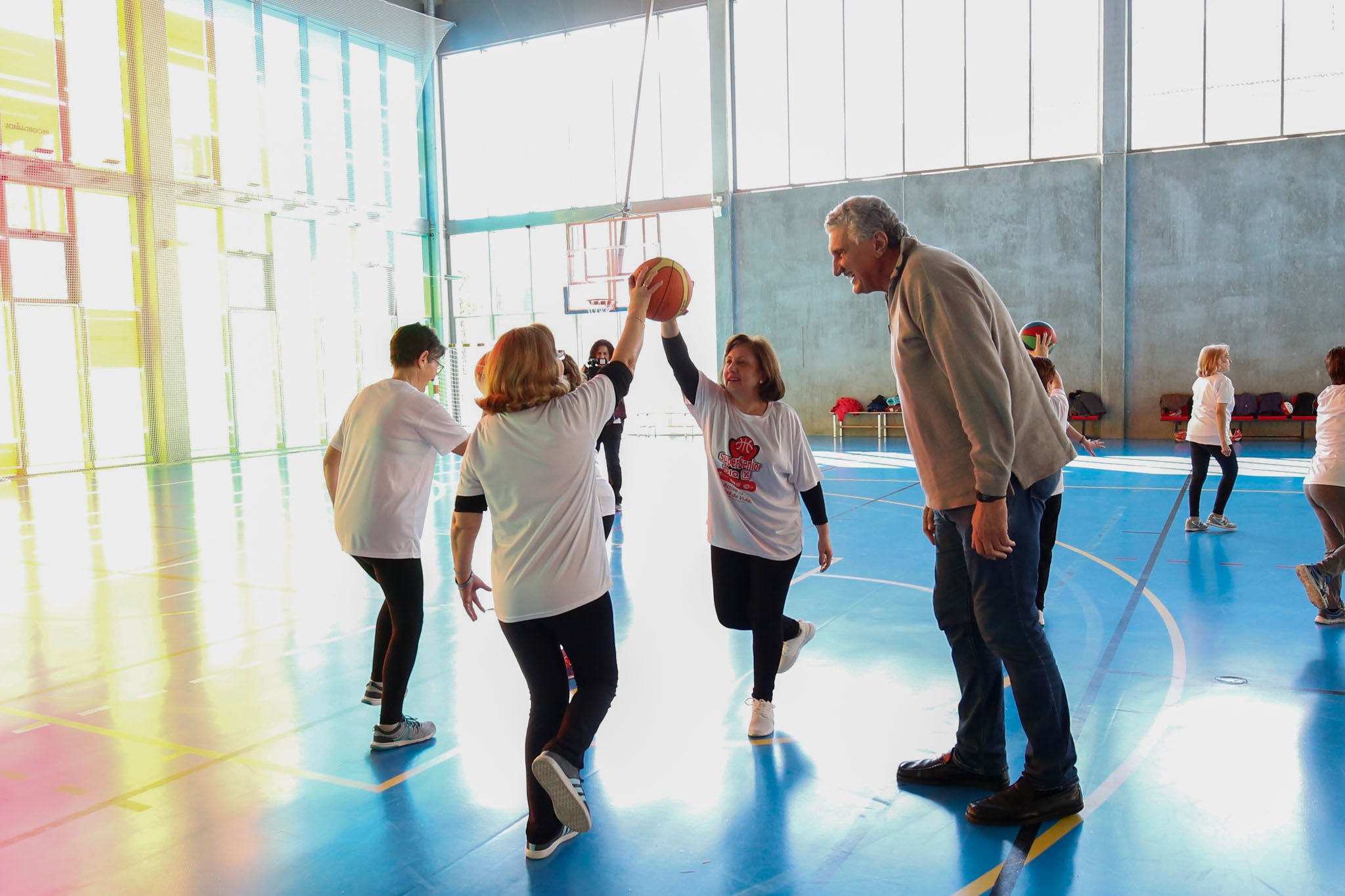 El alcalde de Salamanca, Carlos García Carbayo, y el exjugador Fernando Romay han visitado a los 50 participantes de la segunda edición en la capital charra