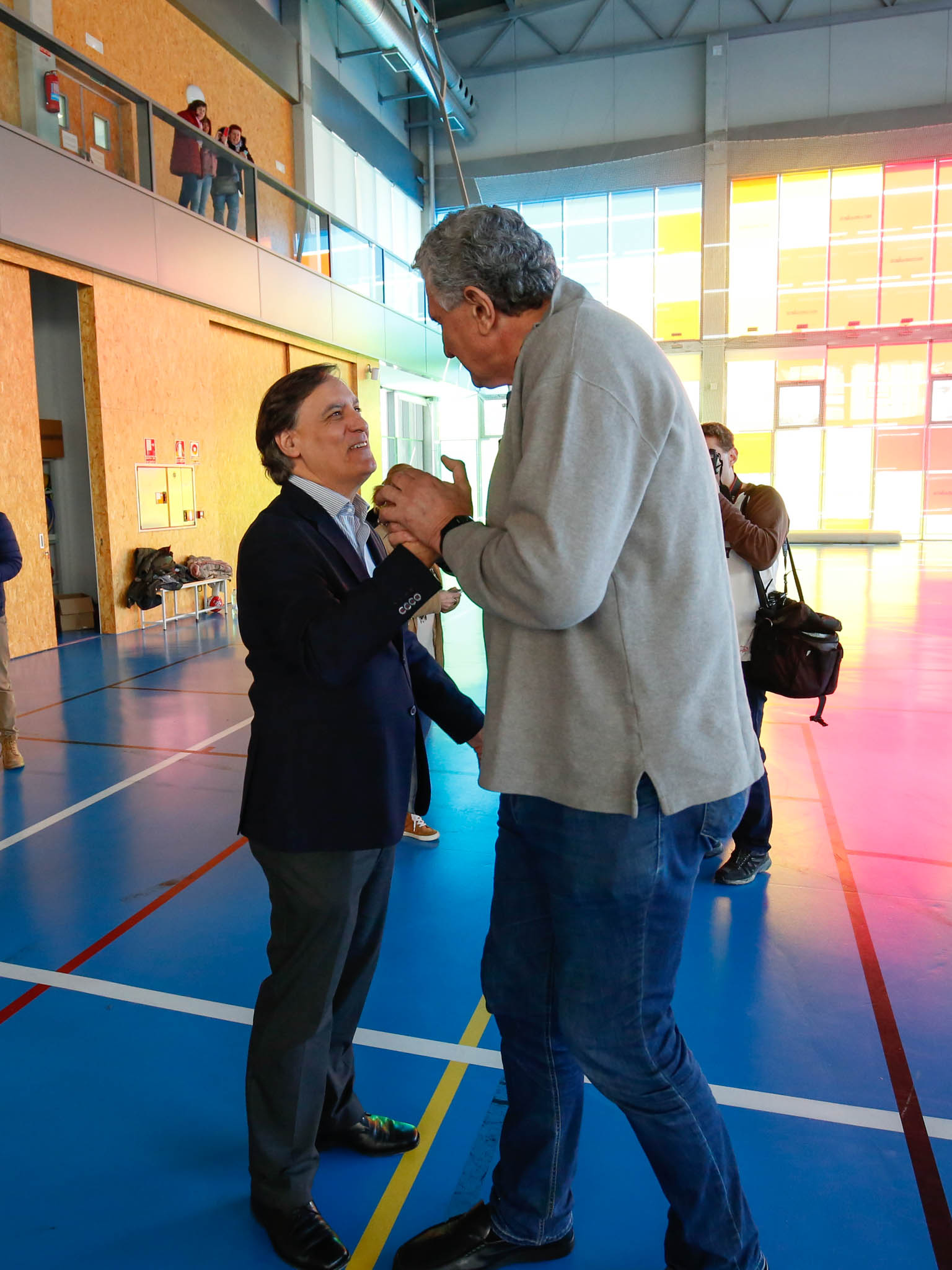 El alcalde de Salamanca, Carlos García Carbayo, y el exjugador Fernando Romay han visitado a los 50 participantes de la segunda edición en la capital charra