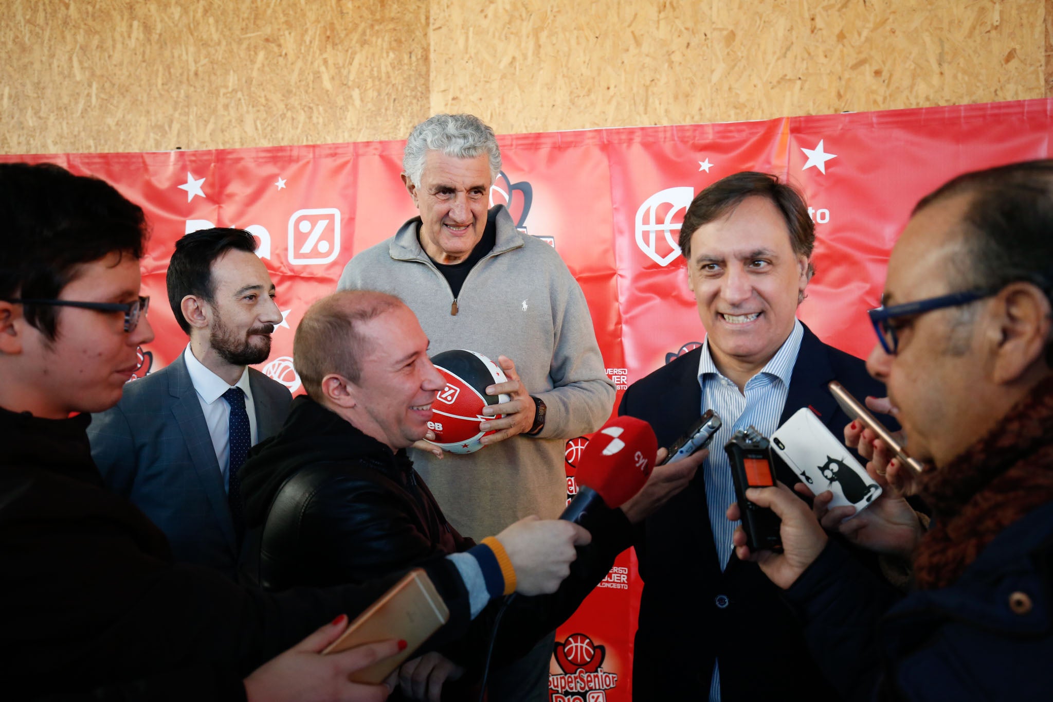 El alcalde de Salamanca, Carlos García Carbayo, y el exjugador Fernando Romay han visitado a los 50 participantes de la segunda edición en la capital charra