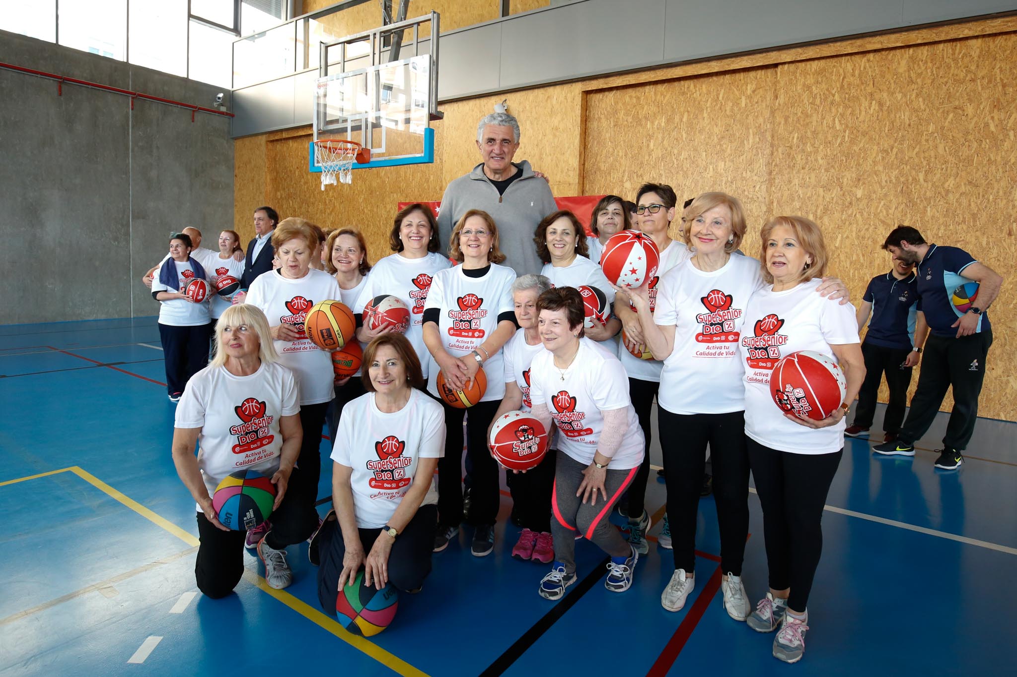 El alcalde de Salamanca, Carlos García Carbayo, y el exjugador Fernando Romay han visitado a los 50 participantes de la segunda edición en la capital charra