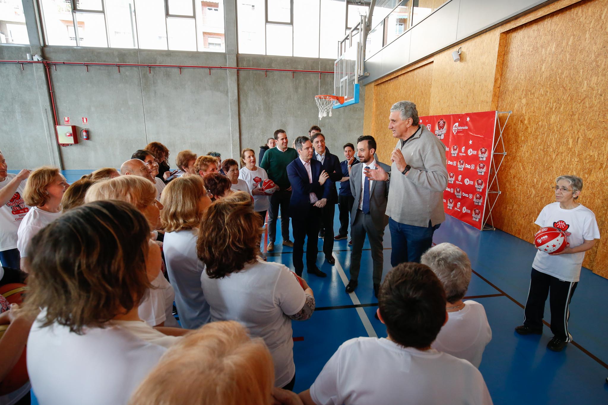 El alcalde de Salamanca, Carlos García Carbayo, y el exjugador Fernando Romay han visitado a los 50 participantes de la segunda edición en la capital charra