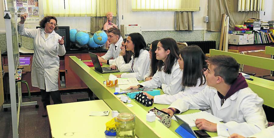 Alumnos de primero de Bachillerato del instituto Jorge Manrique, en una clase de Biología. 