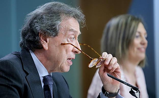 El consejero de la Presidencia, José Antonio de Santiago-Juárez, comparece en reuda de prensa posterior al Consejo de Gobierno. Junto a él, la consejera de Agricultura y Ganadería y portavoz de la Junta de Castilla y León, Milagros Marcos.