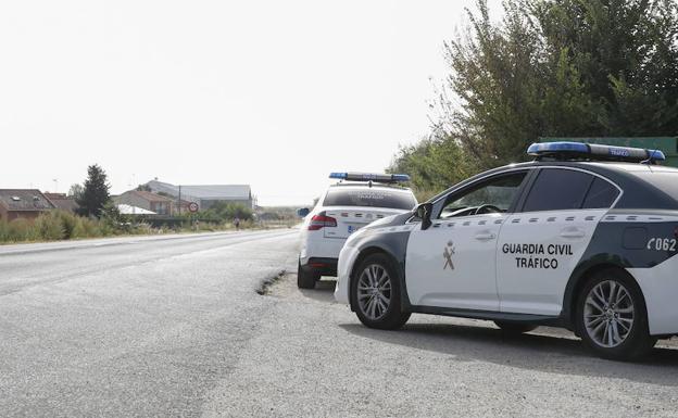 Vehículos de la Guarida Civil en una carretera de la provincia.