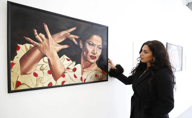Tania Bermúdez, junto a una de las obras expuestas en el Centro Julián Sáchez 'El Charro'. 