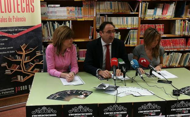 El alcalde presenta el programa de las actividades lúdicas de las bibliotecas. 
