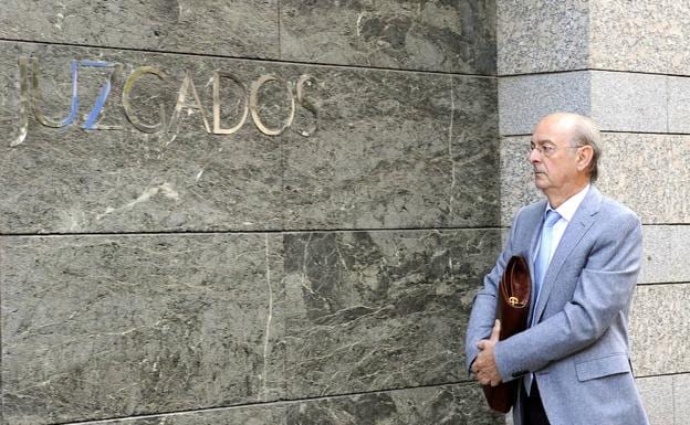 El exfuncionario municipal Luis Alberto Samaniego se dirige a declarar al juzgado durante la instrucción del caso. 