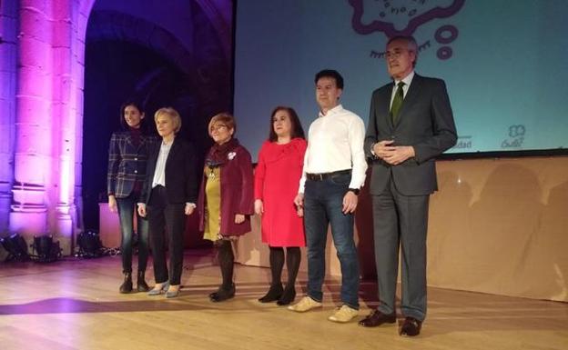 Los reconocidos con las distinciones por la Igualdad junto al alcalde de Ávila, José Luis Rivas, y la teniente de alcalde de Servicios Sociales, Patricia Rodríguez.