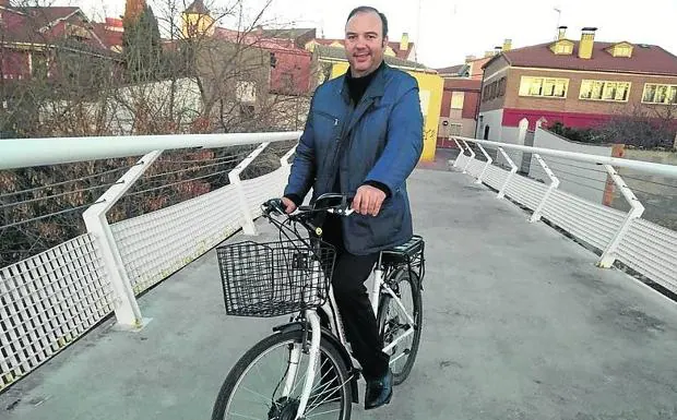 El alcalde pasea en bici por la pasarela recién reformada.