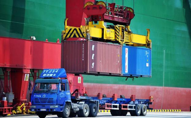 Transporte de contenedores en el puerto de Qingdao, China.
