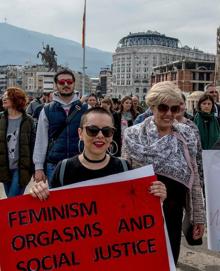 Imagen secundaria 2 - Francia. Protesta en la plaza de la República en París./ Bélgica. Miles de mujeres salieron este viernes a la calle en Bruselas./ Macedonia. Manifestantes en la capital.
