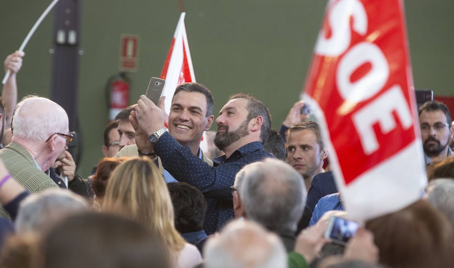 En la Feria de Muestras, donde tuvo lugar el encuentro, el líder del PSOE reivindicó al PSOE «como el partido que une, frente la confrontación, la mentira y la crispación de Ciudadanos y PP»