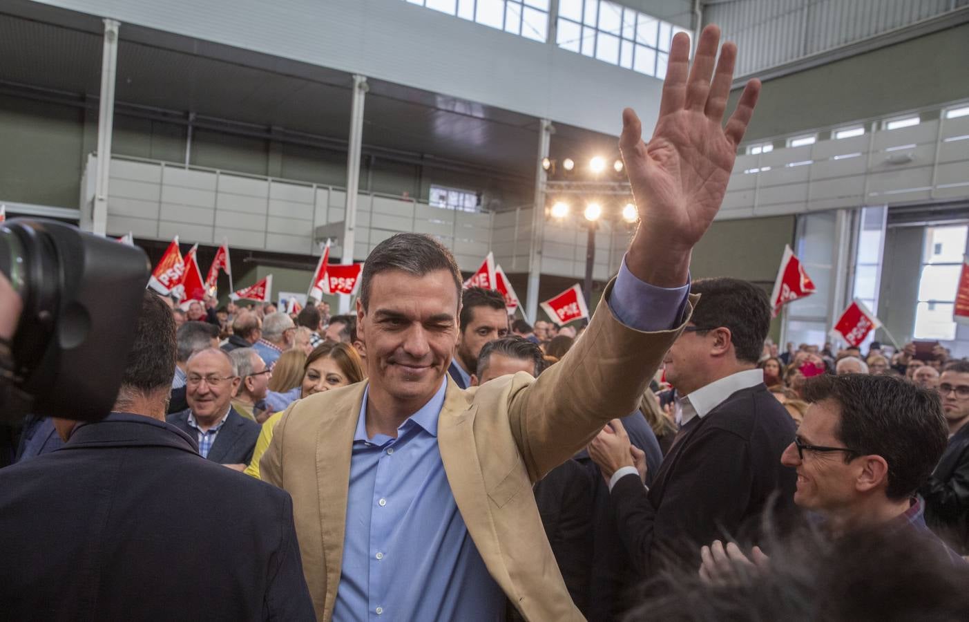 En la Feria de Muestras, donde tuvo lugar el encuentro, el líder del PSOE reivindicó al PSOE «como el partido que une, frente la confrontación, la mentira y la crispación de Ciudadanos y PP»