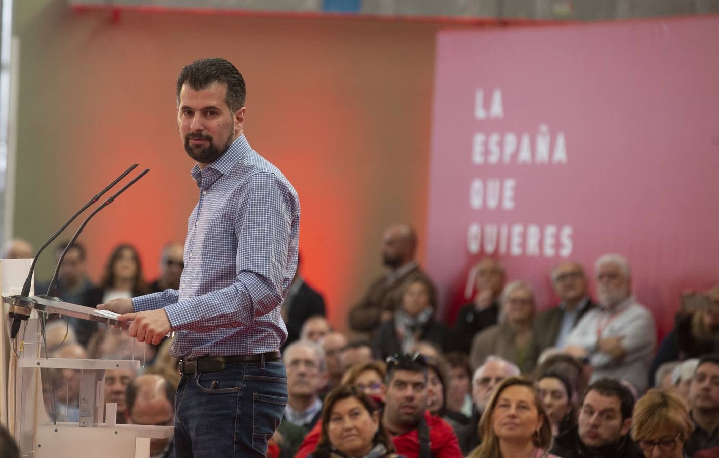 En la Feria de Muestras, donde tuvo lugar el encuentro, el líder del PSOE reivindicó al PSOE «como el partido que une, frente la confrontación, la mentira y la crispación de Ciudadanos y PP»