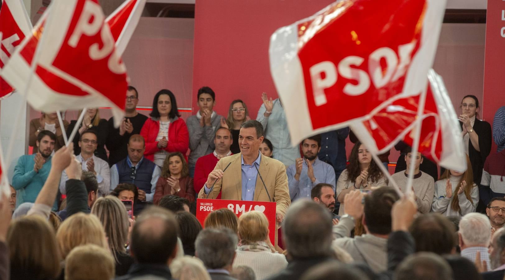 En la Feria de Muestras, donde tuvo lugar el encuentro, el líder del PSOE reivindicó al PSOE «como el partido que une, frente la confrontación, la mentira y la crispación de Ciudadanos y PP»