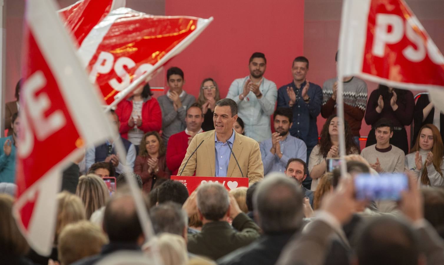 En la Feria de Muestras, donde tuvo lugar el encuentro, el líder del PSOE reivindicó al PSOE «como el partido que une, frente la confrontación, la mentira y la crispación de Ciudadanos y PP»