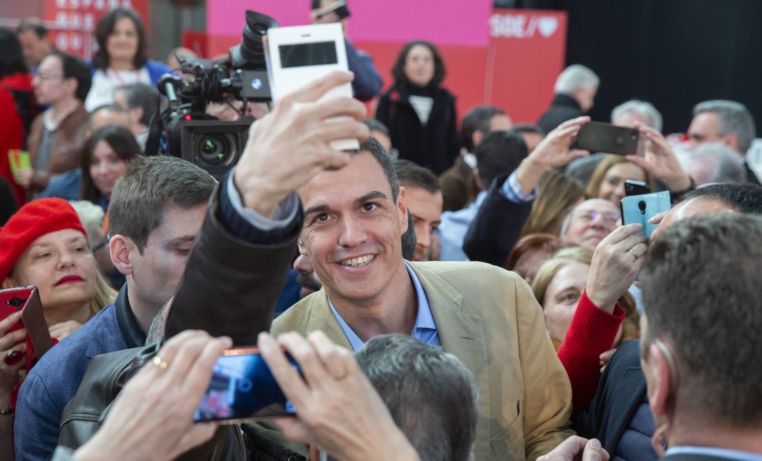 En la Feria de Muestras, donde tuvo lugar el encuentro, el líder del PSOE reivindicó al PSOE «como el partido que une, frente la confrontación, la mentira y la crispación de Ciudadanos y PP»