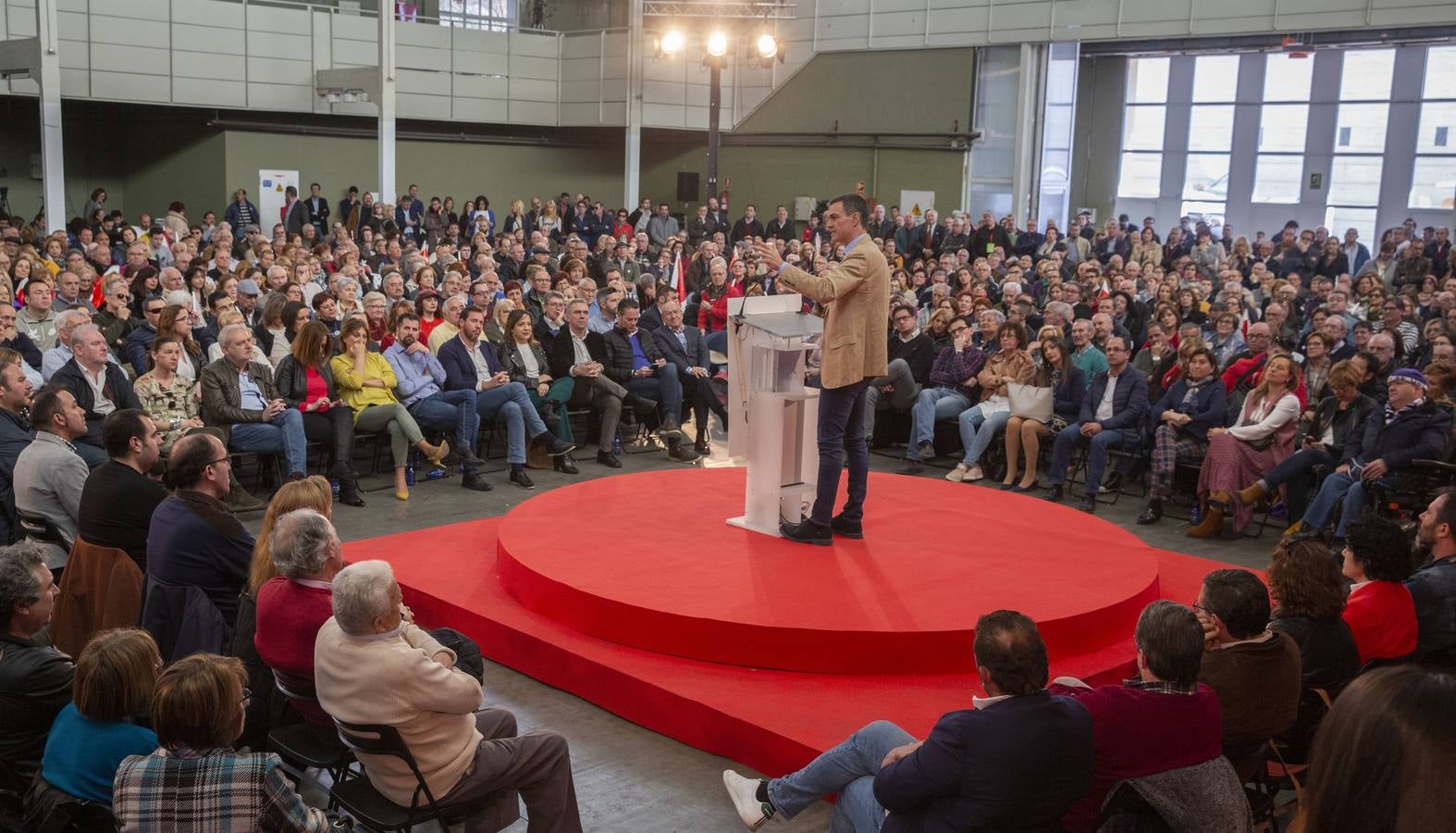 En la Feria de Muestras, donde tuvo lugar el encuentro, el líder del PSOE reivindicó al PSOE «como el partido que une, frente la confrontación, la mentira y la crispación de Ciudadanos y PP»
