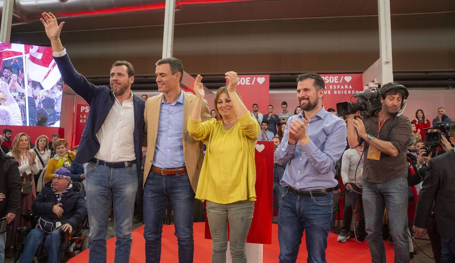 En la Feria de Muestras, donde tuvo lugar el encuentro, el líder del PSOE reivindicó al PSOE «como el partido que une, frente la confrontación, la mentira y la crispación de Ciudadanos y PP»