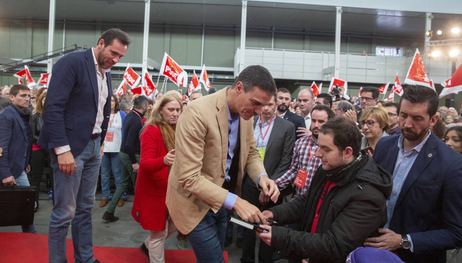 En la Feria de Muestras, donde tuvo lugar el encuentro, el líder del PSOE reivindicó al PSOE «como el partido que une, frente la confrontación, la mentira y la crispación de Ciudadanos y PP»
