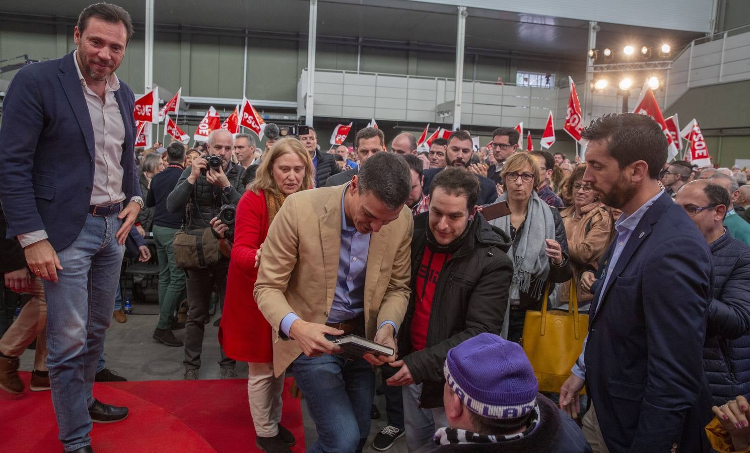 En la Feria de Muestras, donde tuvo lugar el encuentro, el líder del PSOE reivindicó al PSOE «como el partido que une, frente la confrontación, la mentira y la crispación de Ciudadanos y PP»