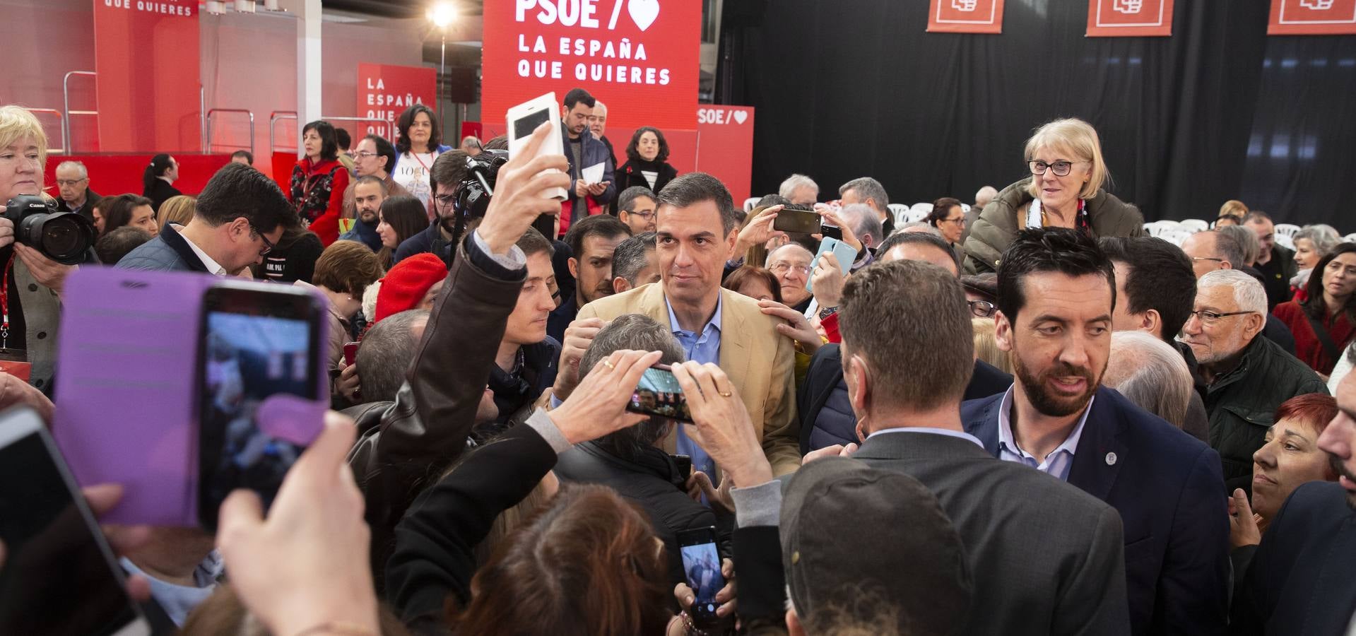 En la Feria de Muestras, donde tuvo lugar el encuentro, el líder del PSOE reivindicó al PSOE «como el partido que une, frente la confrontación, la mentira y la crispación de Ciudadanos y PP»