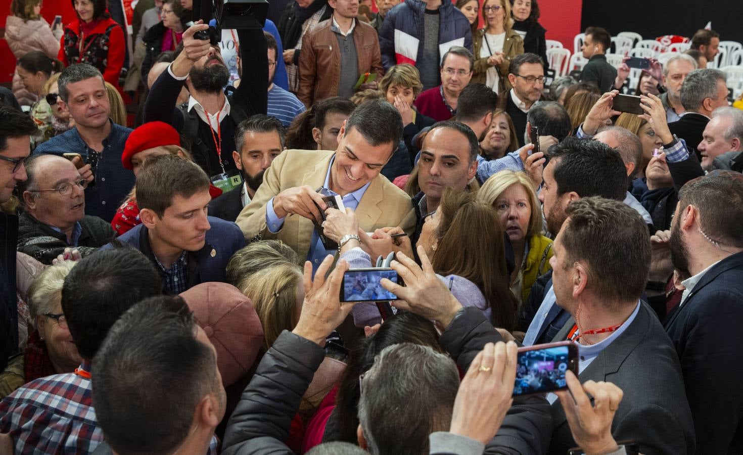 En la Feria de Muestras, donde tuvo lugar el encuentro, el líder del PSOE reivindicó al PSOE «como el partido que une, frente la confrontación, la mentira y la crispación de Ciudadanos y PP»