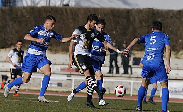 Carlos de la Nava, rodeado de jugadores del Inter de Madrid. 