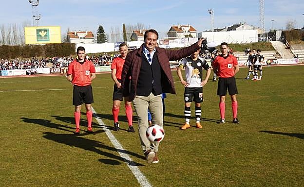 Jorge Recio, presidente de Avenida, realizó el saque de honor tras la Copa de la Reina ganada por el equipo salmantino de baloncesto femenino. 