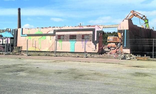 Un momento del derribo de la nave que acogió la discoteca Osiris. 