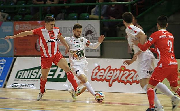 Buitre se anticipa a un rival durante el partido en el Pedro Delgado frente al Cartagena.
