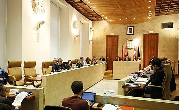 Las sillas que ocupan los concejales de Ganemos estuvieron vacías durante la sesión plenaria celebrada ayer en el Ayuntamiento. 