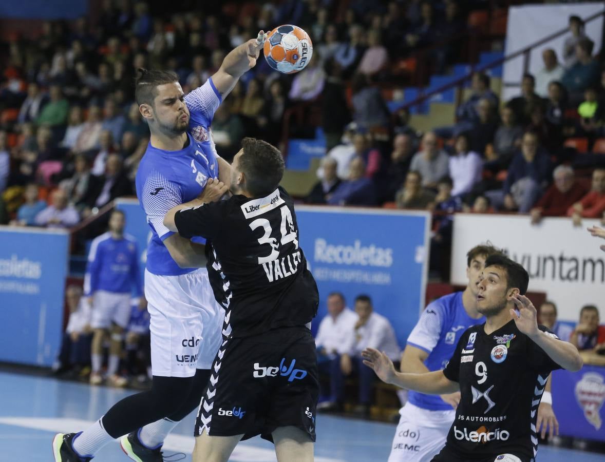 El equipo vallisoletano derrota al conjunto cántabro gracias a su buena defensa y a sus momentos de fluidez en ataque