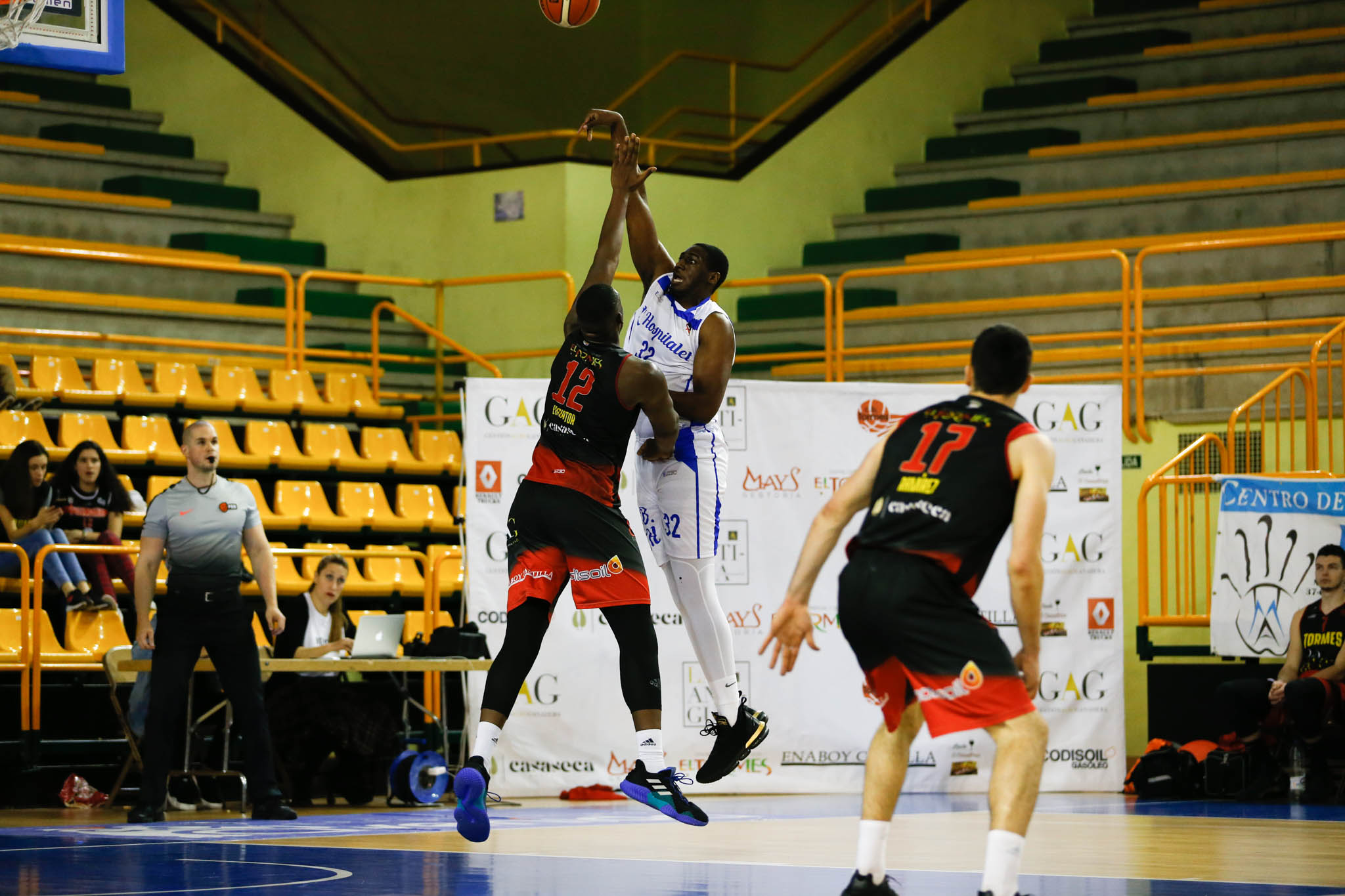 El equipo salmantino suma su quinta victoria y abandona el farolillo rojo del grupo de la permanencia