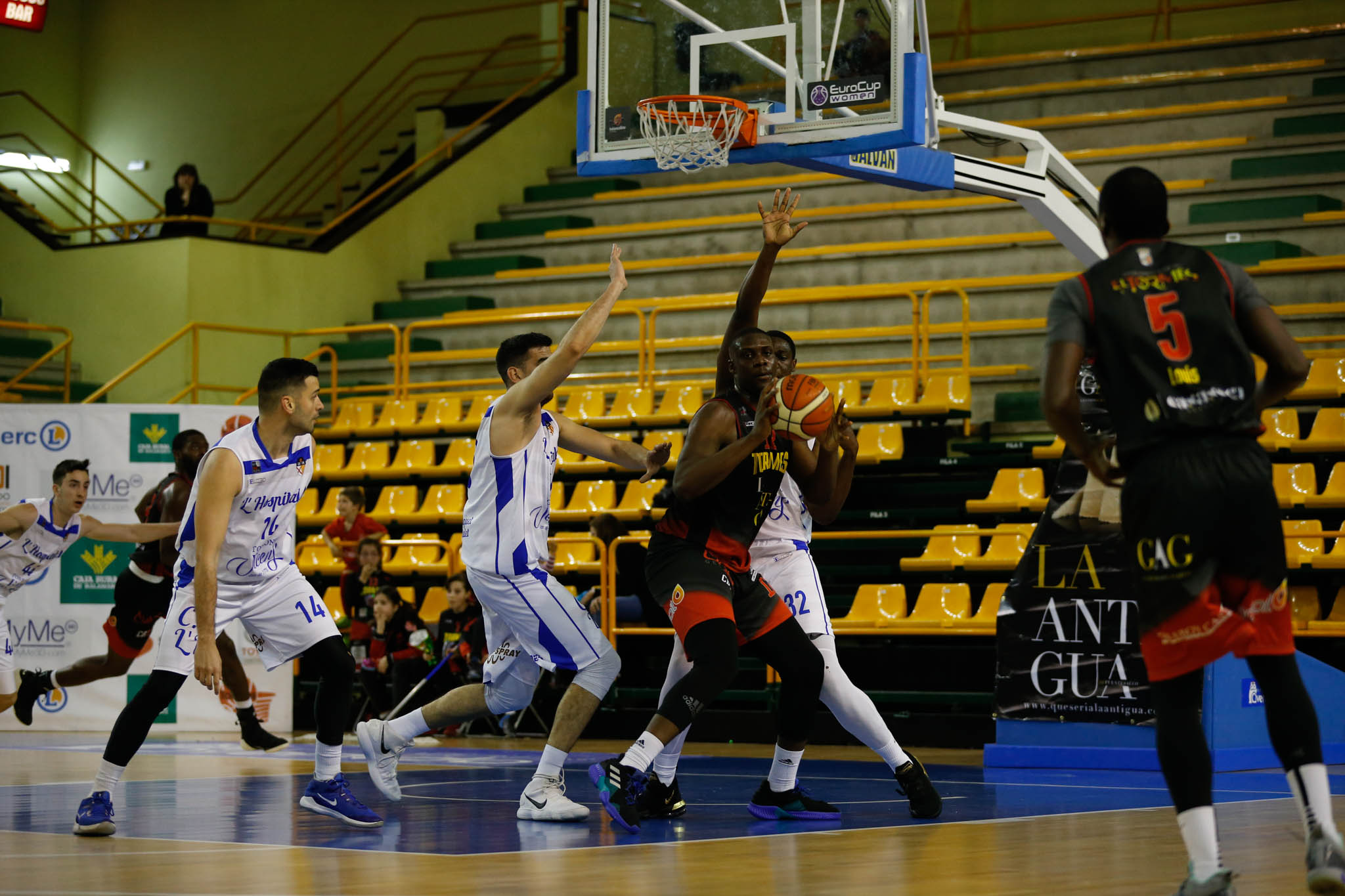 El equipo salmantino suma su quinta victoria y abandona el farolillo rojo del grupo de la permanencia