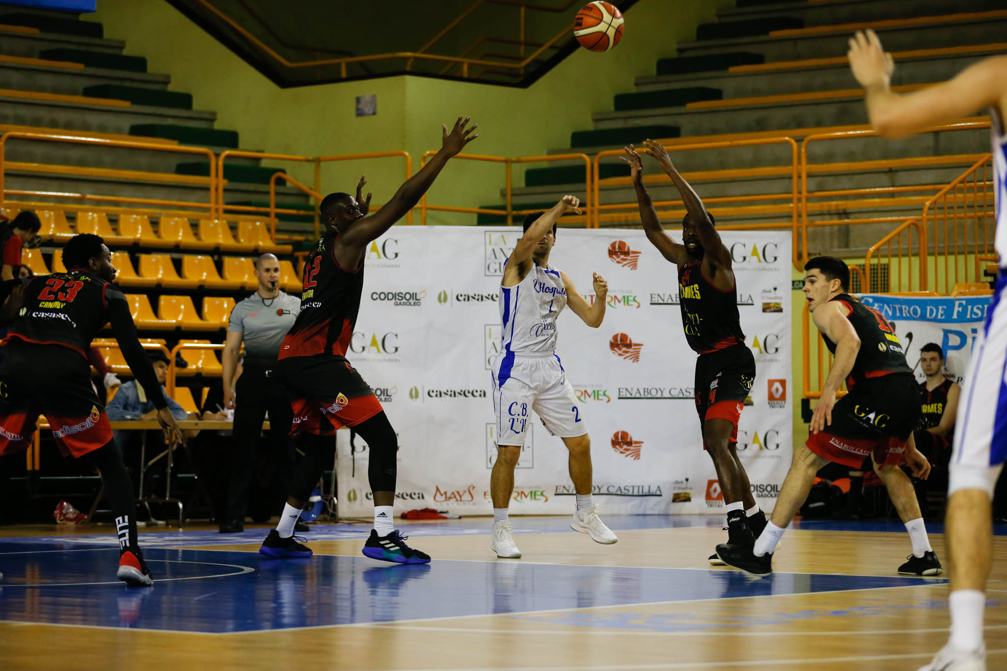 El equipo salmantino suma su quinta victoria y abandona el farolillo rojo del grupo de la permanencia