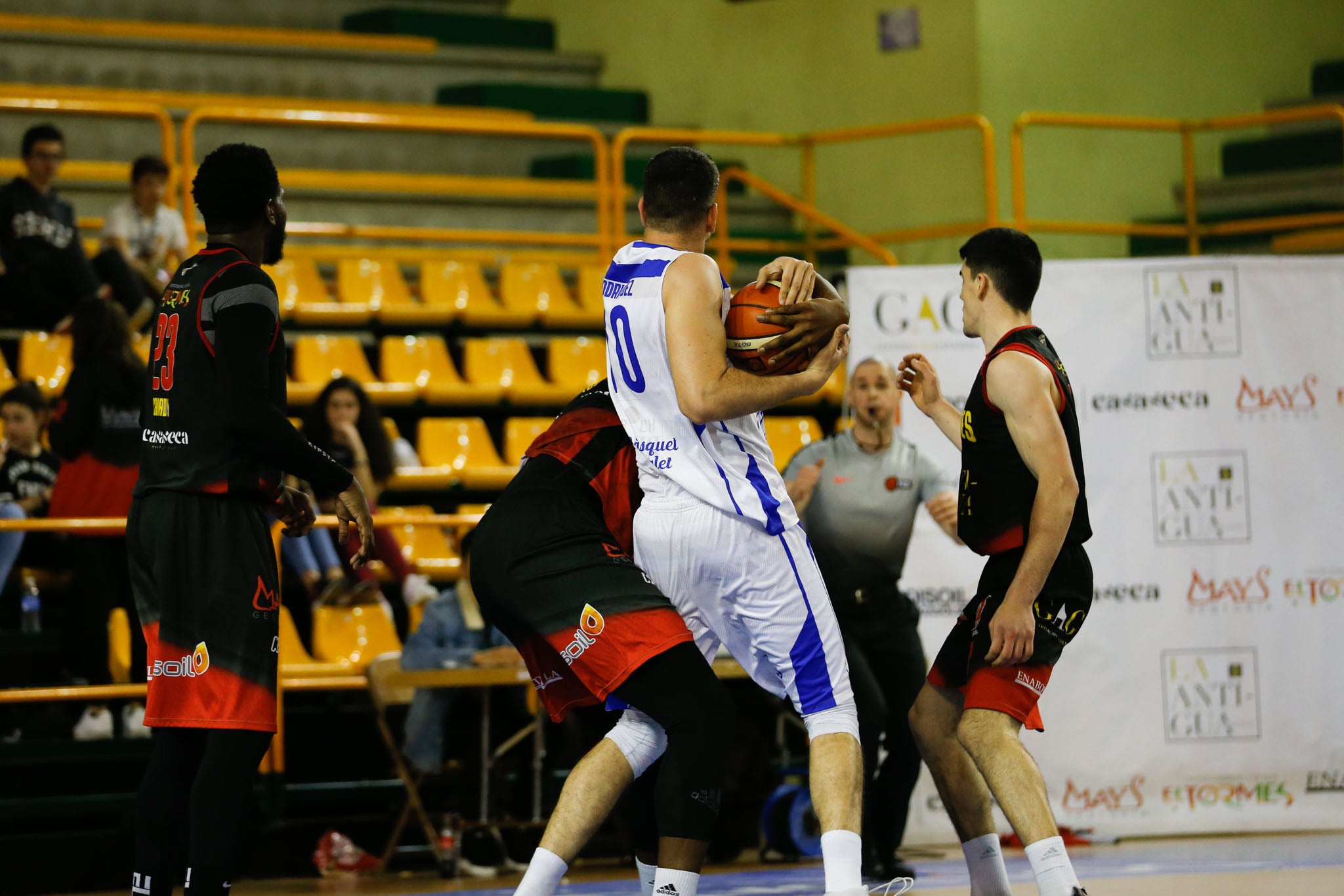 El equipo salmantino suma su quinta victoria y abandona el farolillo rojo del grupo de la permanencia