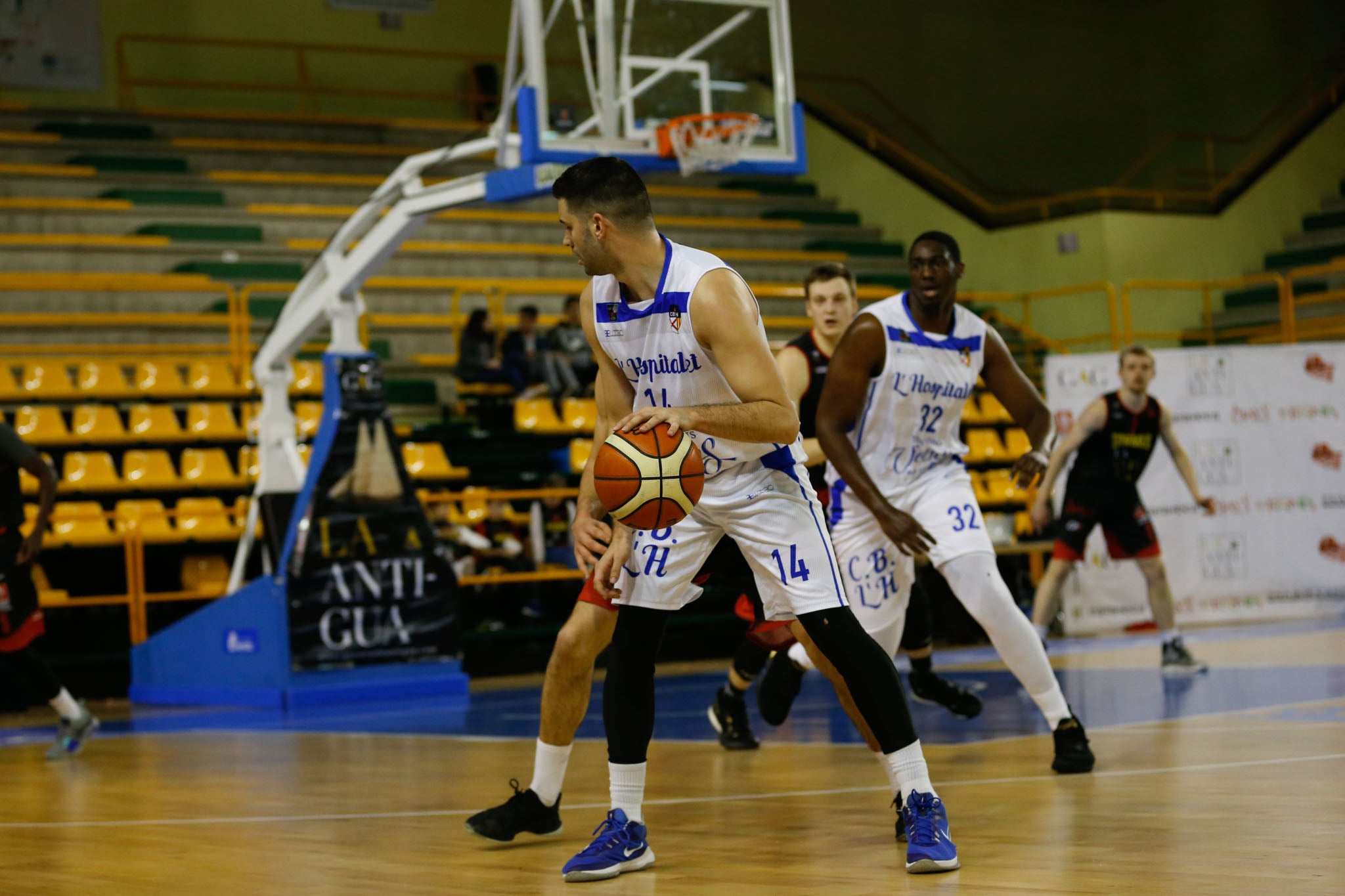 El equipo salmantino suma su quinta victoria y abandona el farolillo rojo del grupo de la permanencia