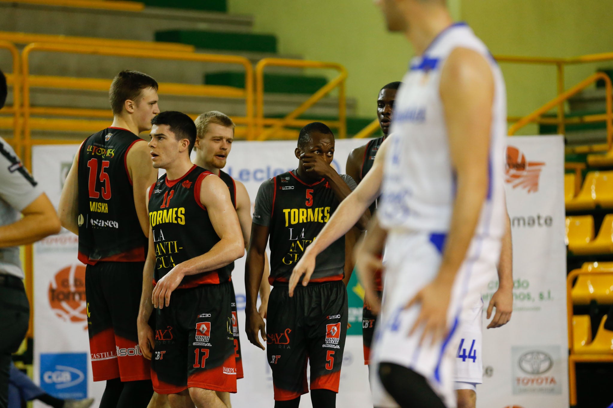 El equipo salmantino suma su quinta victoria y abandona el farolillo rojo del grupo de la permanencia