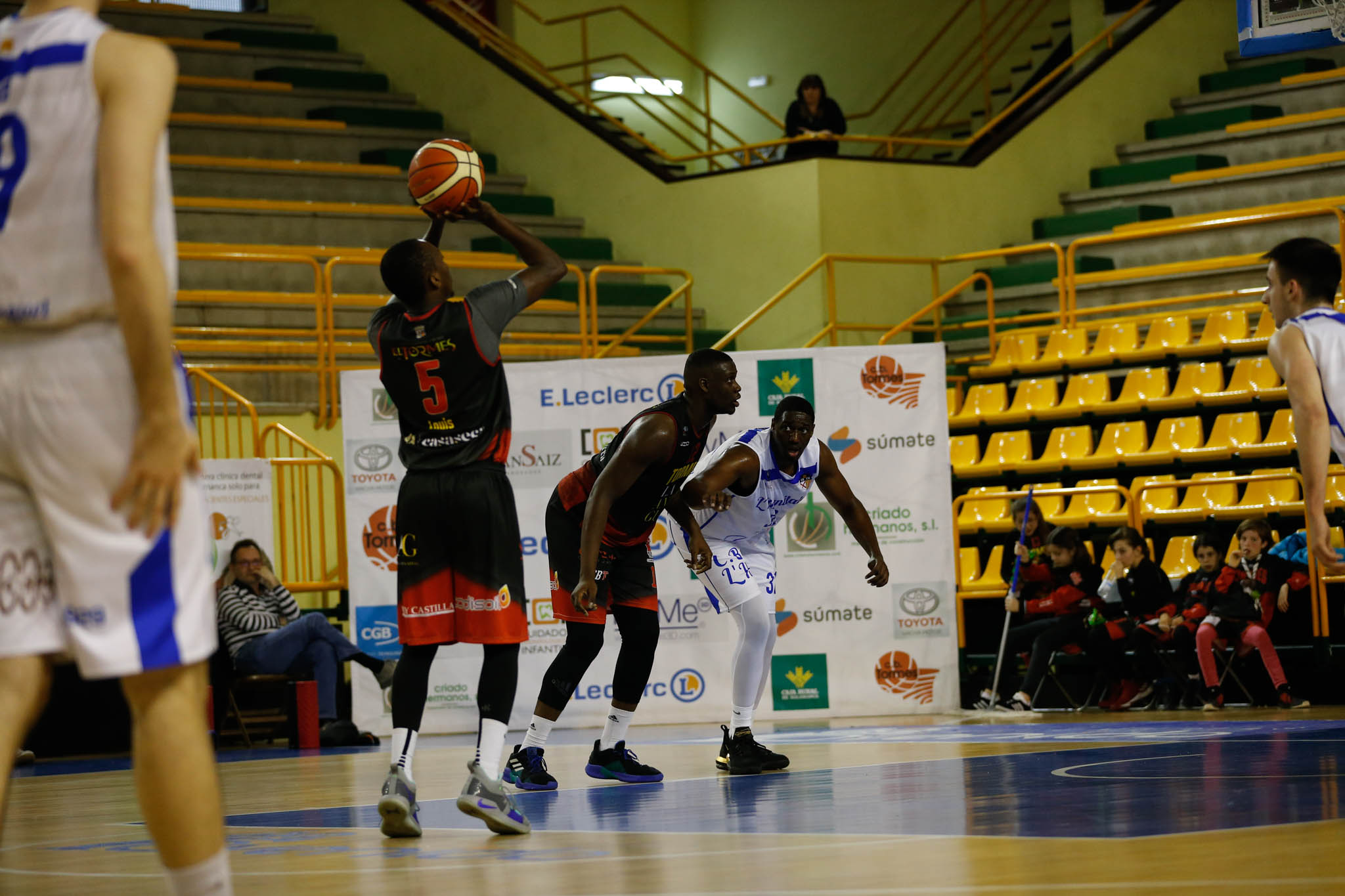 El equipo salmantino suma su quinta victoria y abandona el farolillo rojo del grupo de la permanencia