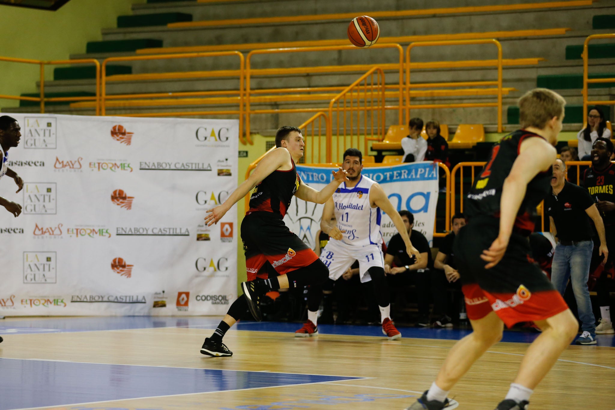 El equipo salmantino suma su quinta victoria y abandona el farolillo rojo del grupo de la permanencia