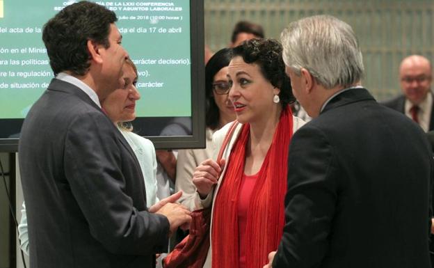 El consejero de Empleo de la Junta, Carlos Fernández Carriedo, dialoga con la ministra de Empleo, Migraciones y Seguridad Socia, Magdalena Valerio.