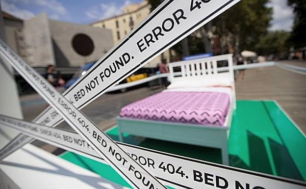 'Performance' en Barcelona contra los pisos turísticos. 