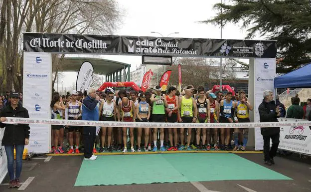 Momento de la salida en el aparcamiento del Pabellón Municipal de Deportes. 