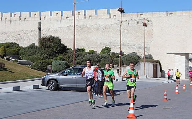 Un grupo de corredores afronta uno de los tramos del recorrido.